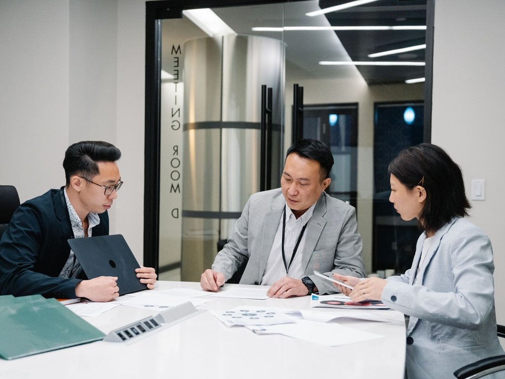 korean manager vietnamese team meeting