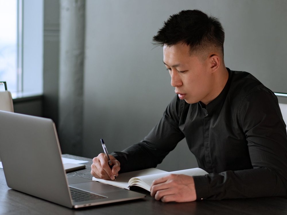 korean businessman speed checklist laptop