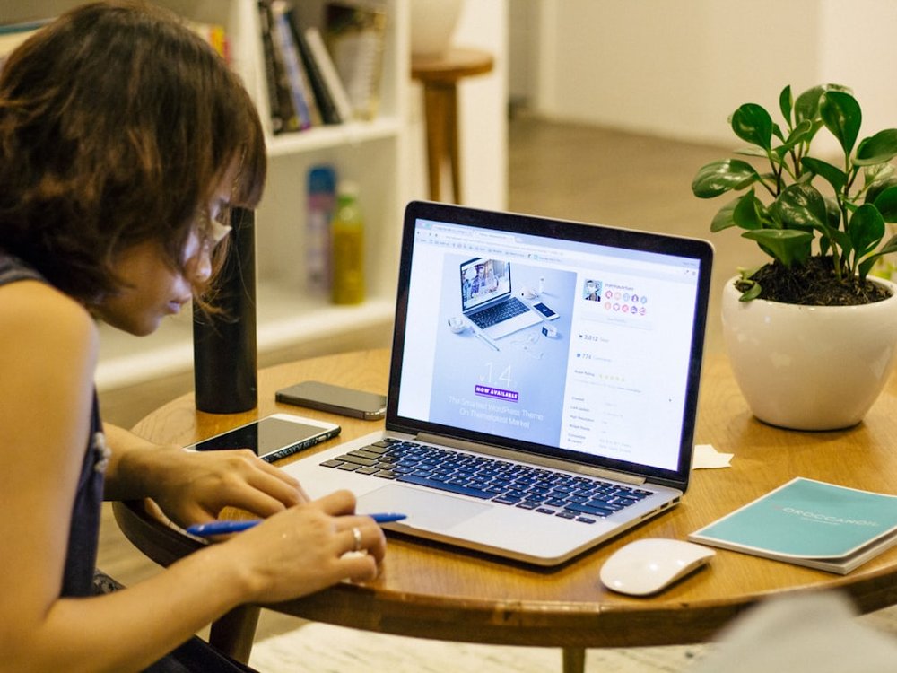 seo keyword research vietnam laptop