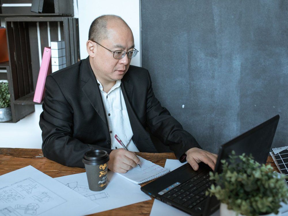 korean business owner managing wordpress hosting